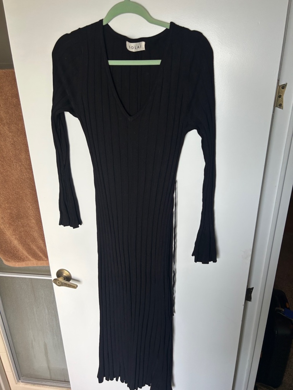 Solai Black Ribbed V-Neck Long-Sleeve Maxi Dress